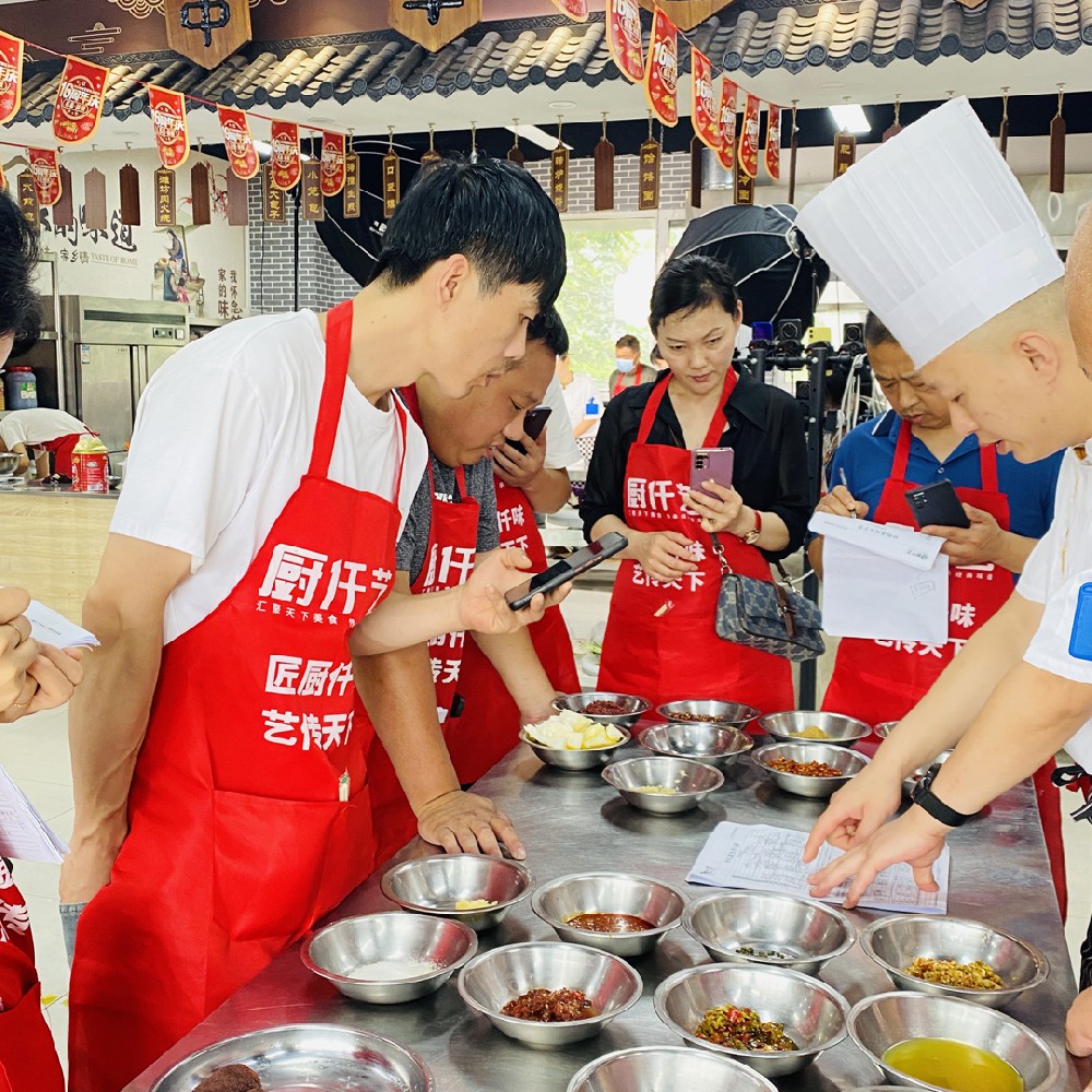 「旋轉(zhuǎn)小火鍋」開店成功！餐餐爆滿，一月回本！