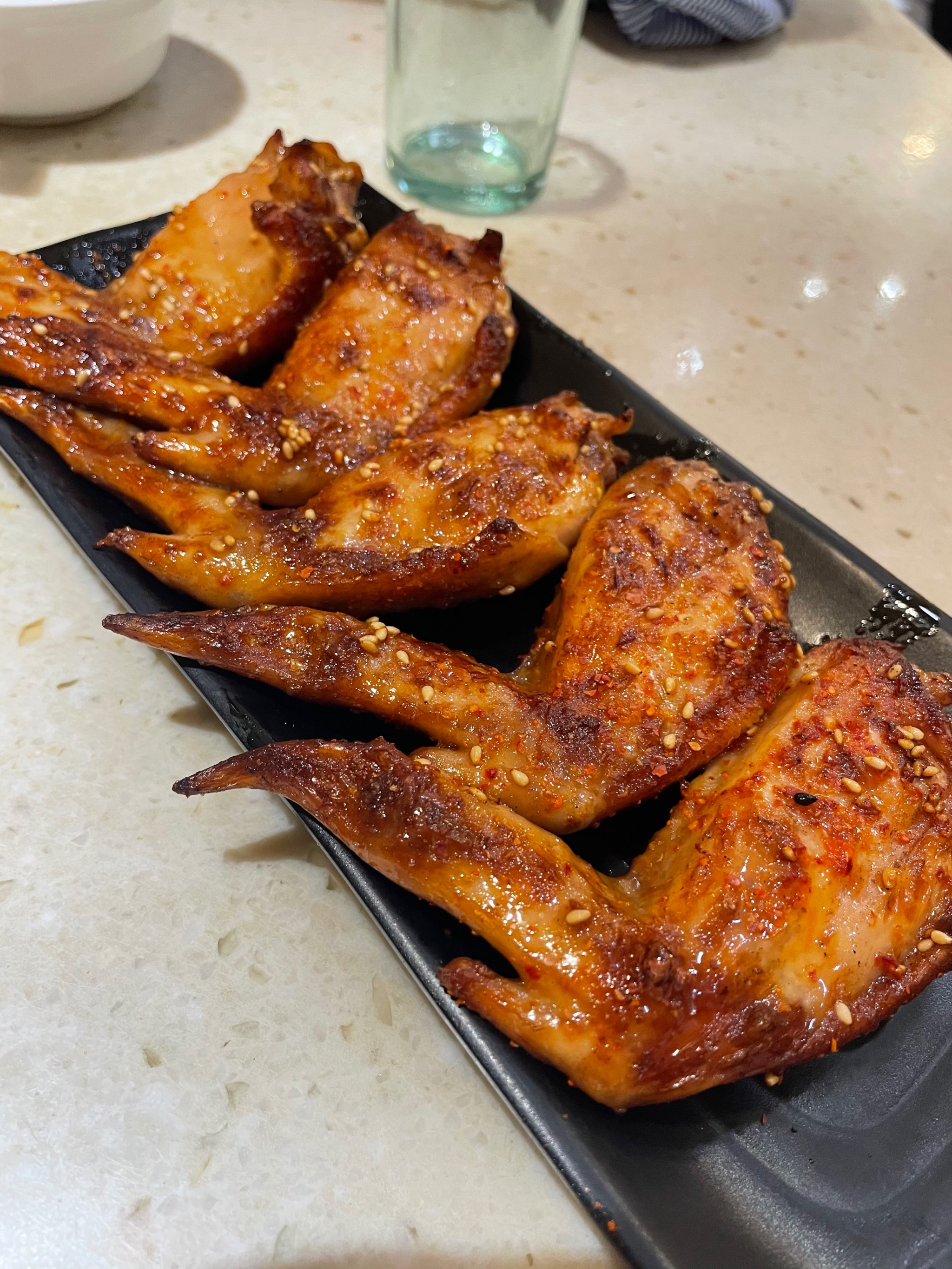 如何烤出外酥內(nèi)嫩的美味烤雞翅？簡(jiǎn)單步驟，輕松學(xué)會(huì)！